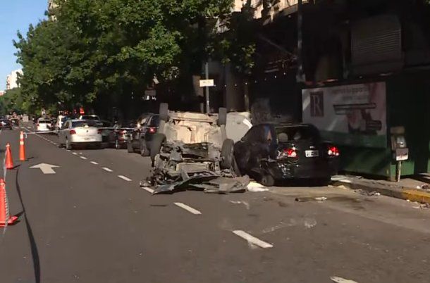 Impresionante choque y vuelco en Balvanera: el responsable del accidente se dio a la fuga