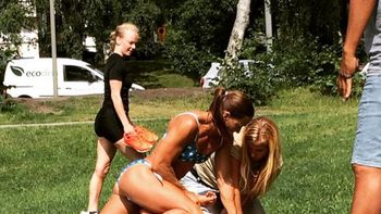 una mujer policia persiguio y arresto en bikini a un delincuente una mujer policia persiguio y arresto en bikini a un delincuente