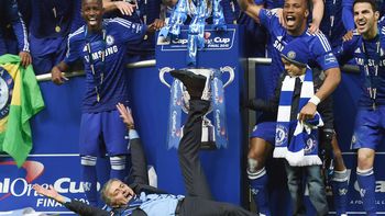 se volvio loco: chelsea gano un titulo y mourinho lo festejo a full se volvio loco: chelsea gano un titulo y mourinho lo festejo a full