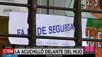 Una mujer de 26 años fue asesinada en una carnicería del barrio porteño de Flores. Una mujer de 26 años fue asesinada en una carnicería del barrio porteño de Flores.