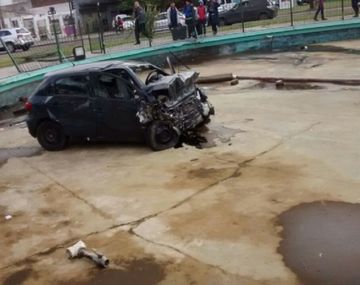 El auto quedó dentro de la fuente de una rotonda