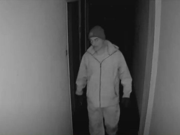 Entró sin forzar la puerta y desvalijó un departamento en Palermo: quedó todo grabado