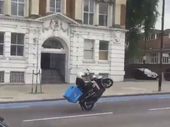 VIDEO: Repartía pizza, falló el willy y se fue al piso