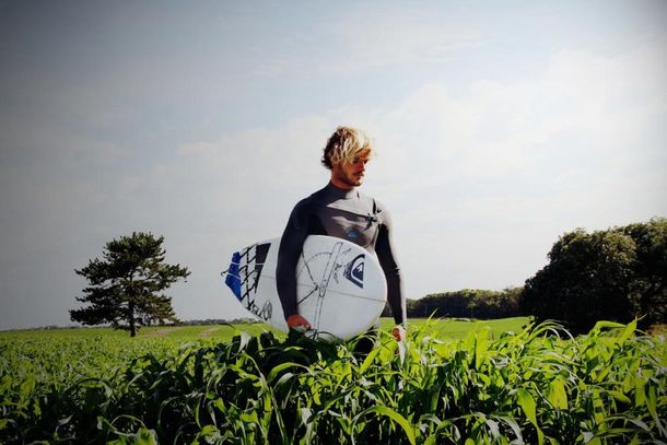 El surfista argentino que peleará por un premio con Carlos Tevez
