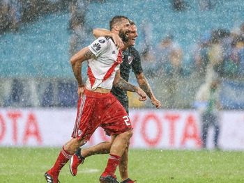 El Oso festeja junto a Bruno Zuculini
