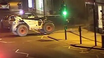 Se llevaron un cajero usando una máquina de construcción Se llevaron un cajero usando una máquina de construcción