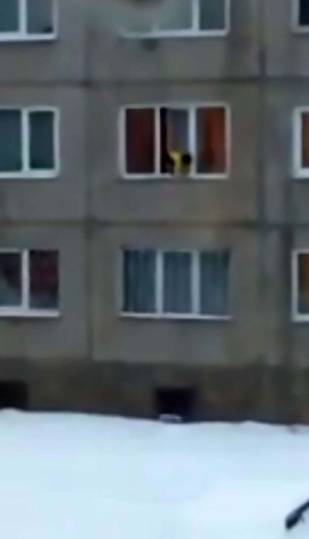 Captura del video del niño que caminó por el borde de la ventana