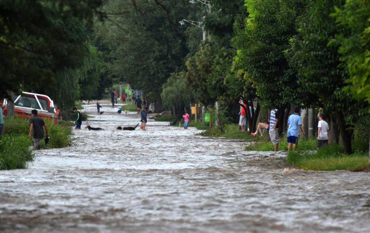 Miles de evacuados y una ciudad aislada