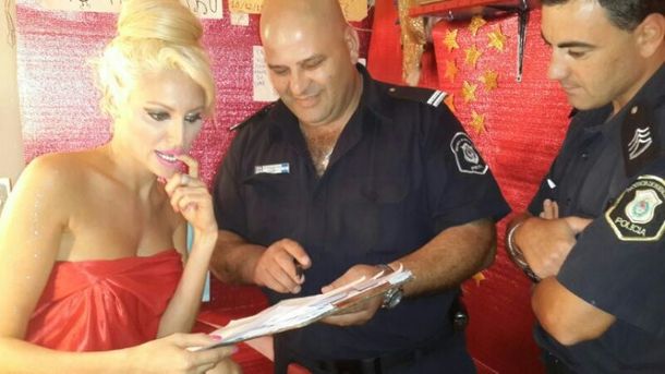Problemas para Vicky Xipolitakis: en plena función la visitó la policía
