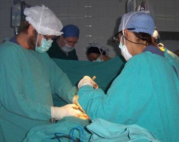 Reimplantan los genitales a un hombre en un hospital público
