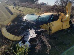 san vicente: ferrari quedo destrozada tras impactar contra un poste san vicente: ferrari quedo destrozada tras impactar contra un poste