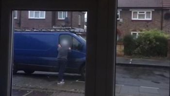 Un conductor de grúas le sacó las llaves a la camioneta que estacionó frente a su casa y filmó a su dueño desesperado buscándolas Un conductor de grúas le sacó las llaves a la camioneta que estacionó frente a su casa y filmó a su dueño desesperado buscándolas