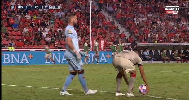 La polémica jugada de Paolo Goltz en Colón vs Independiente