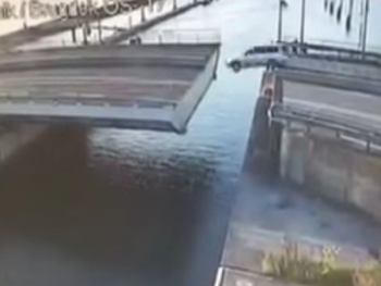 Trató de saltar puente y terminó en el agua