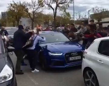Un peligro: Messi salió del entrenamiento del Barcelona y los hinchas se le tiraron arriba del auto