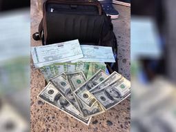 Encontró una montaña de dólares, pesos y cheques, buscó al dueño por Facebook y devolvió todo