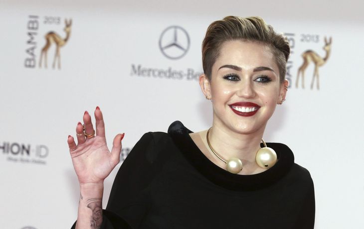 Miley Cyrus apareció vestida de pies a cabeza