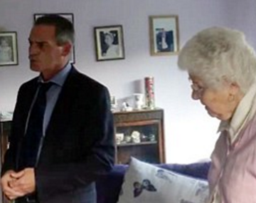 La mujer estafada junto a su hijo durante la discusión con el vendedor