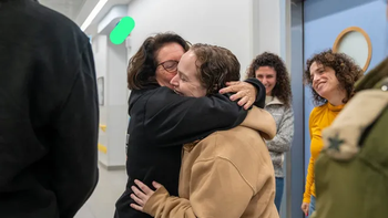 La joven israelí-uruguaya se reunió con su familia tras su liberación. La joven israelí-uruguaya se reunió con su familia tras su liberación.