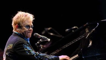 internaron al cantante elton john