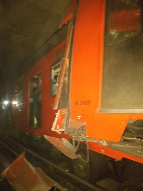 Chocaron dos trenes del Metro de México: un muerto, decenas de heridos y evacuados por las vías
