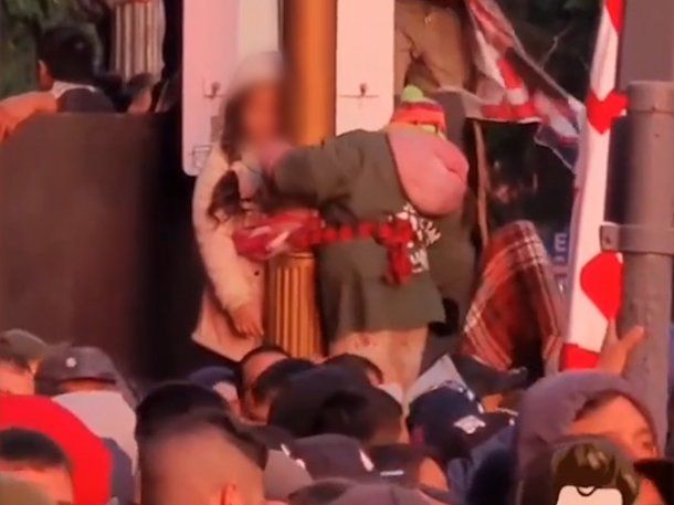 VIDEO: ataron a sus hijos a un poste para ver a La Mona Jiménez en el Obelisco