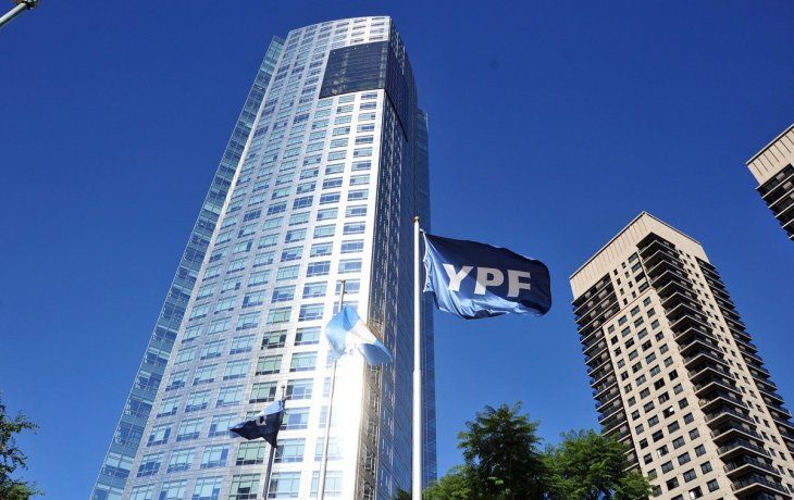 Fondo Burford Capital pidió quedarse con acciones de YPF en manos del Estado argentino y las provincias