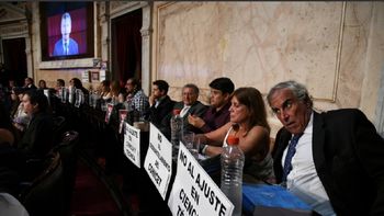 Los carteles con los que recibieron a Macri en el Congreso Los carteles con los que recibieron a Macri en el Congreso