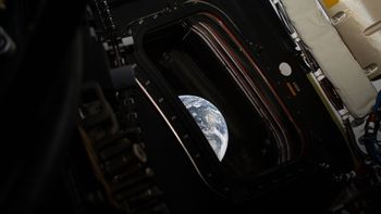 La Tierra se asoma en la ventana de Artemis 2. La Tierra se asoma en la ventana de Artemis 2.