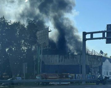 Voraz incendio destruye conocida casa de electrodomésticos en plena Panamericana