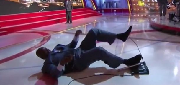 Increíble: Shaquille ONeal se fue al piso en un programa de televisión