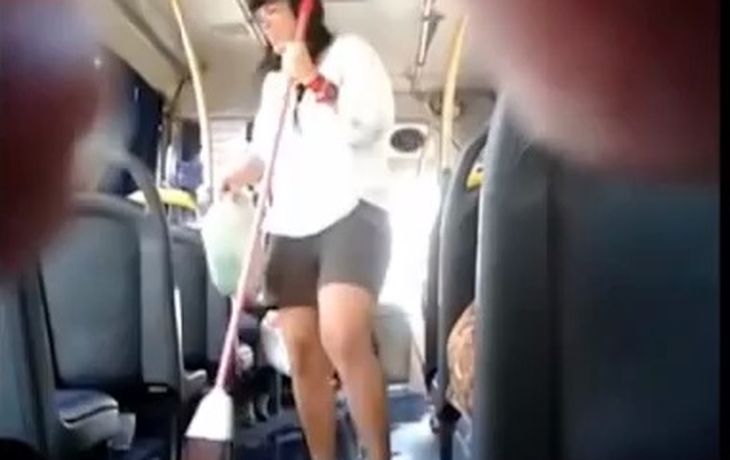 Un chofer obligó a una pasajera a limpiar el colectivo