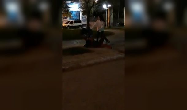 Las chicas se pelearon en la madrugada del martes en medio de la calle