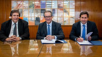 Diego Labat, presidente del Banco Central del Uruguay, firmó el convenio con su par argentino, Miguel Pesce. Diego Labat, presidente del Banco Central del Uruguay, firmó el convenio con su par argentino, Miguel Pesce.