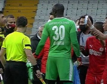 Insólito: un jugador fue expulsado por mostrarle a árbitro su error en un celular