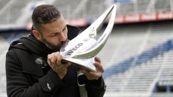 Fue campeón con Vélez, jugó en el nacional con Independiente y emigró a Europa, aunque colgó los botines a los 32 años. Fue campeón con Vélez, jugó en el nacional con Independiente y emigró a Europa, aunque colgó los botines a los 32 años.