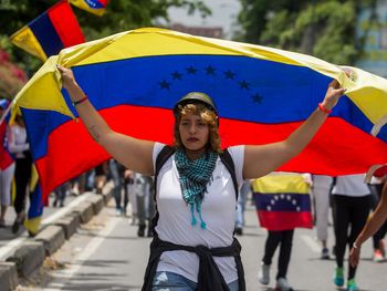 Miles de mujeres se manifiestan en todo el país contra Maduro