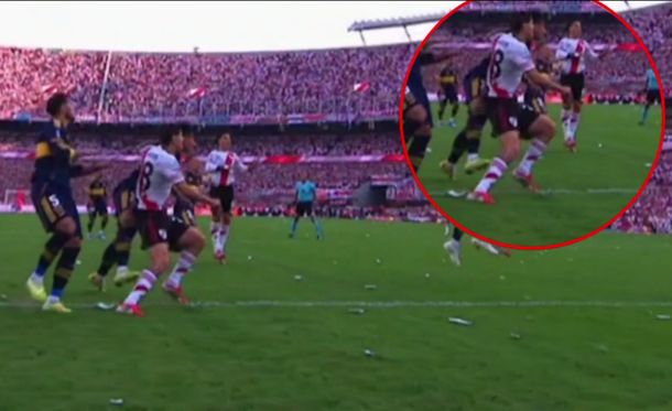 El otro penal que reclaman los hinchas de River y que la TV no repitió durante el Superclásico