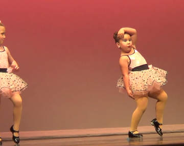 Ésta nena baila con toda la onda y se vuelve viral