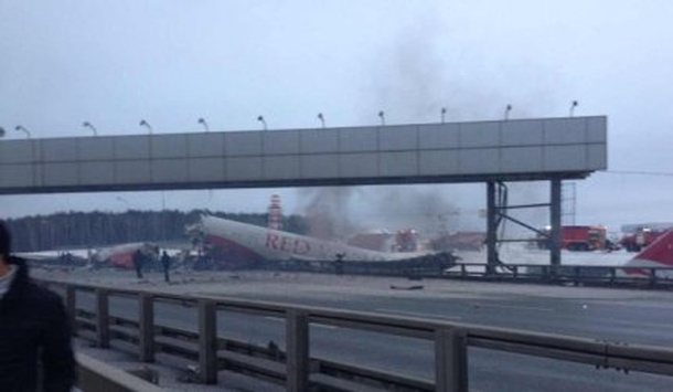 Moscú: cuatro muertos al despistar e incendiarse un avión