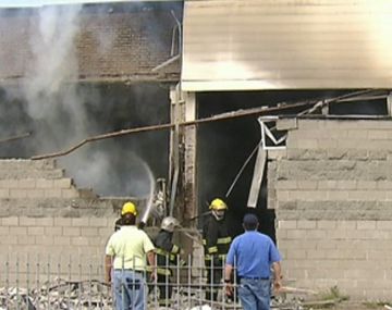 Se incendió una maderera en Laferrere: un bombero herido