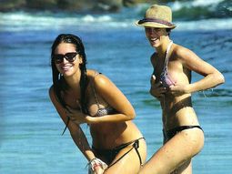 Zaira y su amiga, en problemas por las olas