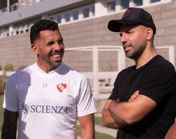 El Kun Agüero llevó a su hijo a probarse a Independiente: el saludo con el plantel