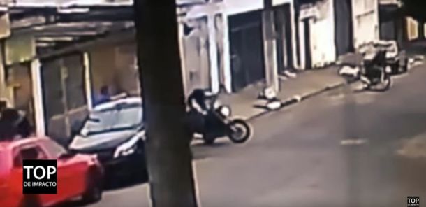 Un policía encubierto le disparó a un delincuente en moto que intentó robarle