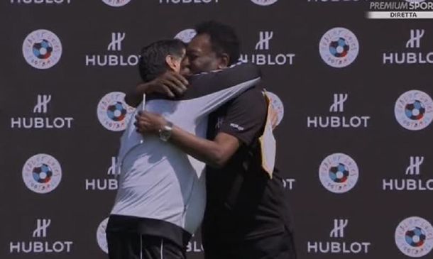 El fútbol en una foto: Maradona y Pelé se encontraron en París