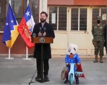 Un pequeño Superman no pudo con la concentración de Gabriel Boric