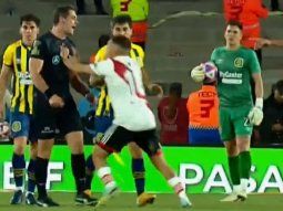 Se le salió la cadena: el empujón de Quintero al árbitro