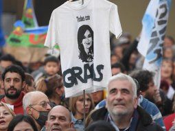 El curioso regalo que le acercó una militante a Cristina Kirchner
