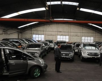 El Gobierno impulsa un impuesto del 50% para la compra de autos de lujo