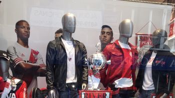 ¿festejo anticipado? river ya expone la libertadores en su local de ropa ¿festejo anticipado? river ya expone la libertadores en su local de ropa